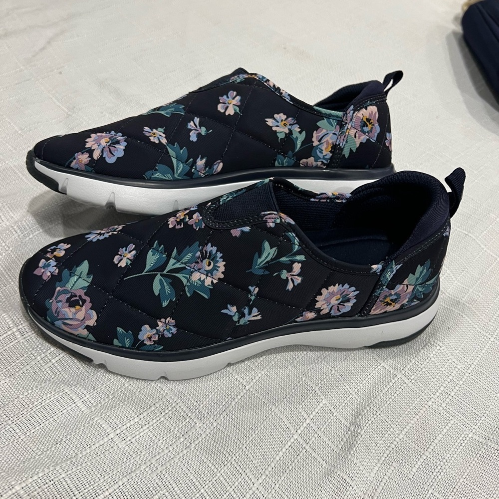 Vera Bradley VB Cloud Quilted Slip-On Shoes Blue Flowers Women’s Size 8 EUC - Picture 2 of 7